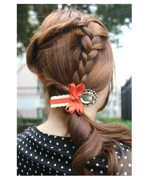 Và đương nhiên không thể thiếu được chiếc nơ xinh trang điểm thêm cho kiểu tóc thêm xinh xắn hơn. Xem thêm: Những kiểu tóc cực xinh cho bạn gái ngày hè. Và đương nhiên không thể thiếu được chiếc nơ xinh trang điểm thêm cho kiểu tóc thêm xinh xắn hơn. Xem thêm: Những kiểu tóc cực xinh cho bạn gái ngày hè.