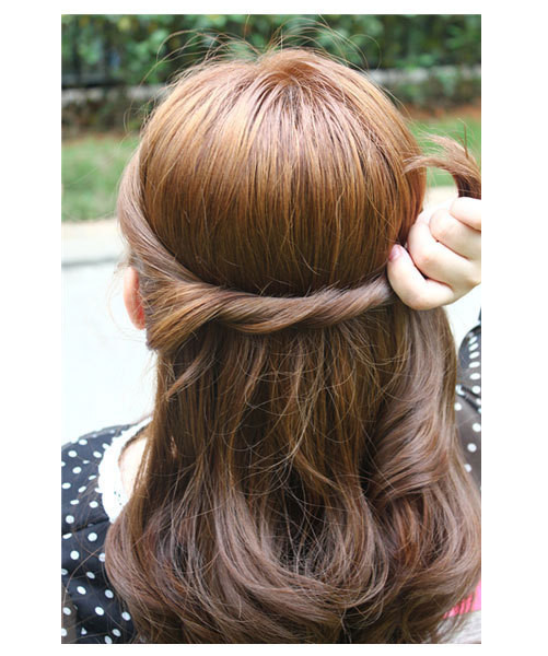 Kiểu 3: Đầu tiên lấy một phần tóc bên phía tai trái xoắn lại rồi vắt ngang ra sau đầu. Xem thêm: Những kiểu tóc cực xinh cho bạn gái ngày hè. Kiểu 3: Đầu tiên lấy một phần tóc bên phía tai trái xoắn lại rồi vắt ngang ra sau đầu. Xem thêm: Những kiểu tóc cực xinh cho bạn gái ngày hè.