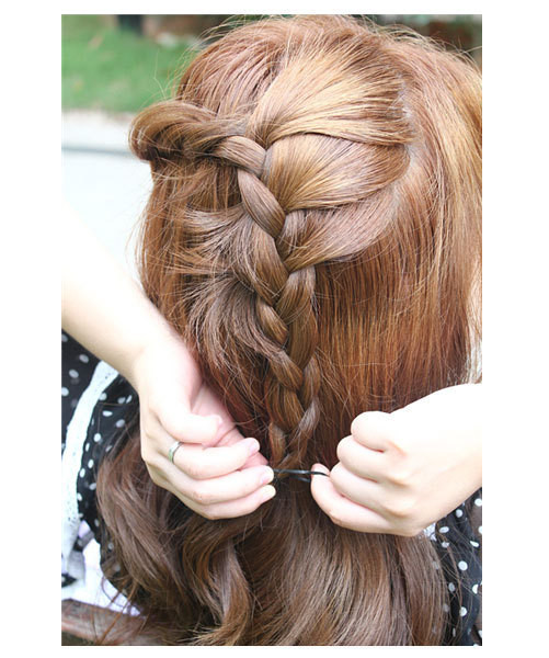 Chú ý trong quá trình tết tóc, mấy múi tết đầu cần lấy thêm một phần tóc bên tai phải để bổ sung vào tết tóc. Xem thêm: Những kiểu tóc cực xinh cho bạn gái ngày hè. Chú ý trong quá trình tết tóc, mấy múi tết đầu cần lấy thêm một phần tóc bên tai phải để bổ sung vào tết tóc. Xem thêm: Những kiểu tóc cực xinh cho bạn gái ngày hè.