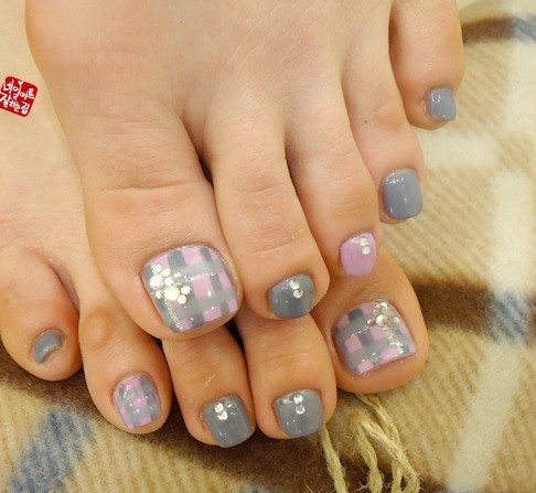 Đơn giản và hiệu quả với hai màu hồng xám cho những ai thích gam màu trầm. Xem thêm: Những màu sơn móng "lên ngôi" hè này. Đơn giản và hiệu quả với hai màu hồng xám cho những ai thích gam màu trầm. Xem thêm: Những màu sơn móng "lên ngôi" hè này.