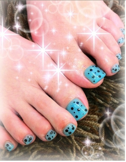 Xanh dương mà chấm đen cũng rất đẹp. Xem thêm: Những màu sơn móng "lên ngôi" hè này. Xanh dương mà chấm đen cũng rất đẹp. Xem thêm: Những màu sơn móng "lên ngôi" hè này.
