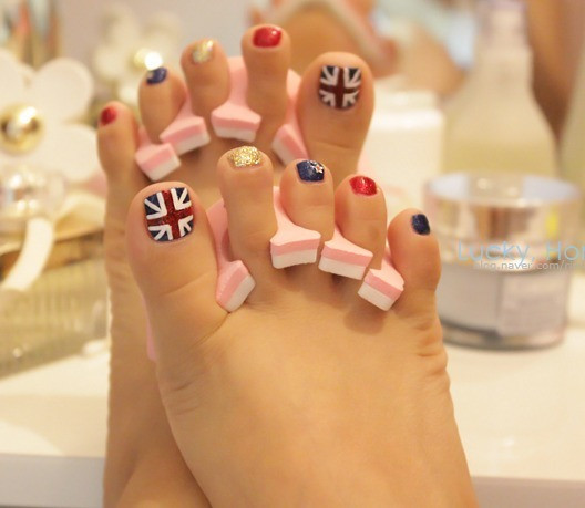 Nhiều lúc bạn nghĩ kết hợp quá nhiều màu cũng một lúc sẽ quá sặc sỡ, nhưng cái chính là bạn kết hợp những màu nào với nhau. Nếu như giữa màu đỏ, xanh dương, và bạch kim thì hãy yên tâm bạn chắc chắc sẽ rất nổi bật với phong cách đặc biệt của mình. Xem thêm: Những màu sơn móng "lên ngôi" hè này. Nhiều lúc bạn nghĩ kết hợp quá nhiều màu cũng một lúc sẽ quá sặc sỡ, nhưng cái chính là bạn kết hợp những màu nào với nhau. Nếu như giữa màu đỏ, xanh dương, và bạch kim thì hãy yên tâm bạn chắc chắc sẽ rất nổi bật với phong cách đặc biệt của mình. Xem thêm: Những màu sơn móng "lên ngôi" hè này.