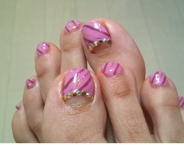 Màu hồng làm nền cùng những đường kẻ sọc làm mất đi sự đơn điệu bình thường. Xem thêm: Những màu sơn móng "lên ngôi" hè này. Màu hồng làm nền cùng những đường kẻ sọc làm mất đi sự đơn điệu bình thường. Xem thêm: Những màu sơn móng "lên ngôi" hè này.