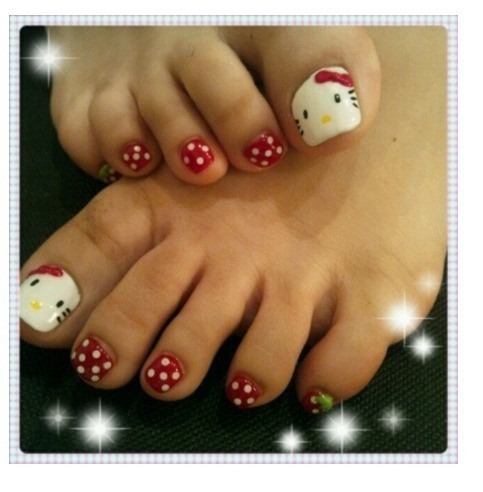 Dễ thương, xinh xắn với nền đỏ chấm bi trắng cùng hình mèo kitty ngộ nghĩnh. Xem thêm: Những màu sơn móng "lên ngôi" hè này. Dễ thương, xinh xắn với nền đỏ chấm bi trắng cùng hình mèo kitty ngộ nghĩnh. Xem thêm: Những màu sơn móng "lên ngôi" hè này.