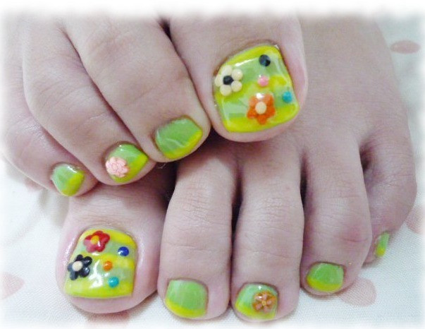 Màu sắc nổi bật của xanh vàng rất phù hợp với những cô gái trẻ tuổi năng động với những chiếc váy hoa trẻ trung. Xem thêm: Những màu sơn móng "lên ngôi" hè này. Màu sắc nổi bật của xanh vàng rất phù hợp với những cô gái trẻ tuổi năng động với những chiếc váy hoa trẻ trung. Xem thêm: Những màu sơn móng "lên ngôi" hè này.