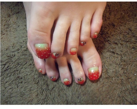 Cầu kỳ nhưng rất đẹp, cách phối màu giúp bàn chân của bạn hài hòa giữa màu đỏ và màu vàng xanh. Xem thêm: Những màu sơn móng "lên ngôi" hè này. Cầu kỳ nhưng rất đẹp, cách phối màu giúp bàn chân của bạn hài hòa giữa màu đỏ và màu vàng xanh. Xem thêm: Những màu sơn móng "lên ngôi" hè này.