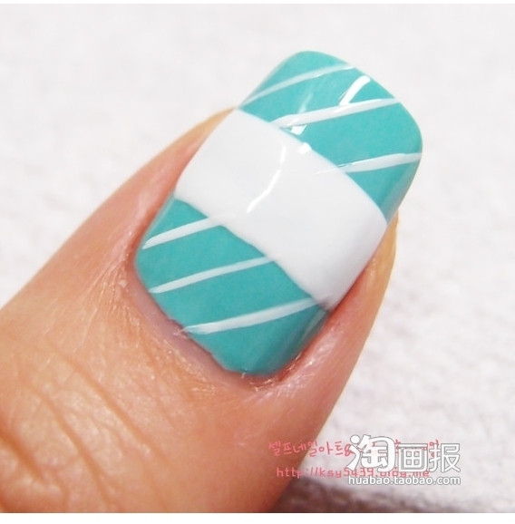 Sau đó ở những nên móng màu xanh thì dùng màu trắng kẻ sọc.