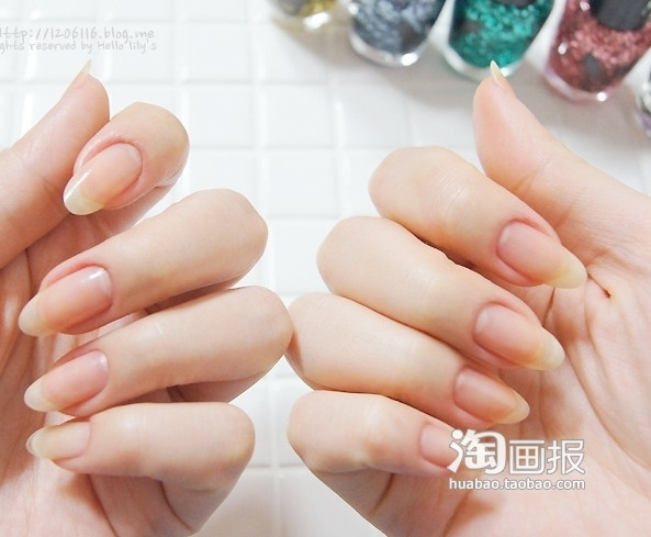 Đầu tiên làm sạch móng tay cẩn thân.