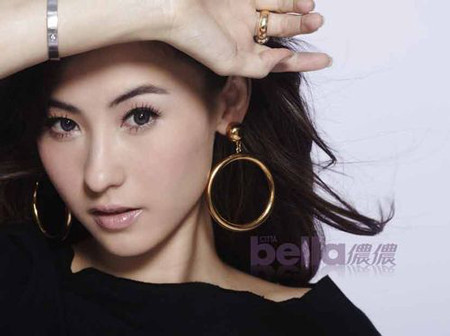 Mang trong mình một phần dòng máu Anh (mẹ Trương Bá Chi là con lai Trung-Anh), nên cô mang một nét đẹp lai tây rất cuốn hút mà ít cô gái Phương đông nào có được, có lẽ chiếc mũi nhỏ nhắn xinh xắn của cô cũng là sự kết hợp hoàn hảo Á Âu. Xem thêm: Nghệ thuật chăm sóc da trắng hồng, mịn màng. Mang trong mình một phần dòng máu Anh (mẹ Trương Bá Chi là con lai Trung-Anh), nên cô mang một nét đẹp lai tây rất cuốn hút mà ít cô gái Phương đông nào có được, có lẽ chiếc mũi nhỏ nhắn xinh xắn của cô cũng là sự kết hợp hoàn hảo Á Âu. Xem thêm: Nghệ thuật chăm sóc da trắng hồng, mịn màng.