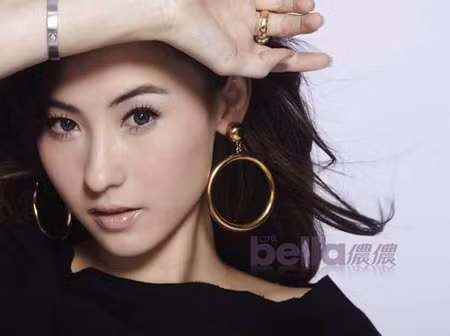 Mang trong mình một phần dòng máu Anh (mẹ Trương Bá Chi là con lai Trung-Anh), nên cô mang một nét đẹp lai tây rất cuốn hút mà ít cô gái Phương đông nào có được, có lẽ chiếc mũi nhỏ nhắn xinh xắn của cô cũng là sự kết hợp hoàn hảo Á Âu. Xem thêm: Nghệ thuật chăm sóc da trắng hồng, mịn màng.