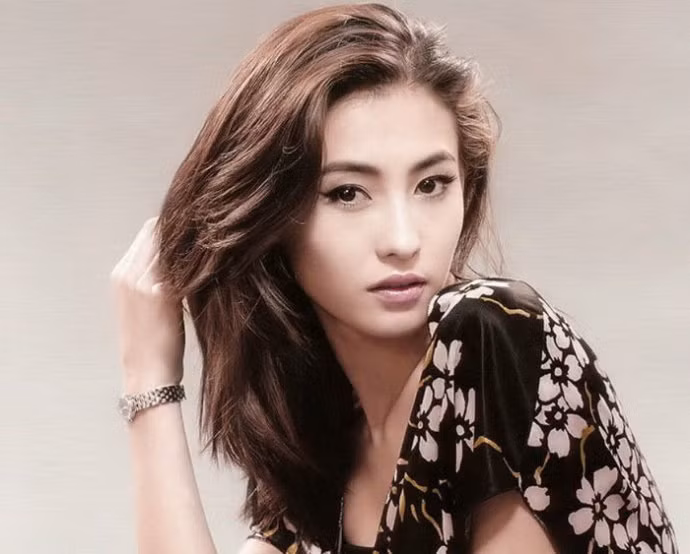 Trương Bá Chi với chiếc mũi thon nhỏ và thẳng tắp đã trở thành tiêu chuẩn chung cho vẻ đẹp của người phụ nữ. Đầu mũi hơi hếch nhẹ, sọc mũi cao vừa thanh nhã lại không đánh mất lập thể của khuôn mặt. Xem thêm: Nghệ thuật chăm sóc da trắng hồng, mịn màng.