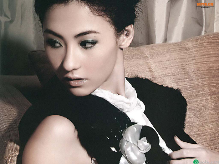 Mũi: Trương Bá Chi Từ trước tới nay mọi người đều khá chú ý đến chiếc mũi, vì đó nằm ở chính giữa khuôn mặt, tiêu chuẩn của người Phương đông là dọc xuống từ khóe mắt, qua mũi và khóe miệng tạo thành một đường thẳng. Cho thấy ngũ quan cân đối, cũng khiến các góc cạnh sinh động hơn, gây chú ý với người khác từ cái nhìn đầu tiên. Mũi: Trương Bá Chi Từ trước tới nay mọi người đều khá chú ý đến chiếc mũi, vì đó nằm ở chính giữa khuôn mặt, tiêu chuẩn của người Phương đông là dọc xuống từ khóe mắt, qua mũi và khóe miệng tạo thành một đường thẳng. Cho thấy ngũ quan cân đối, cũng khiến các góc cạnh sinh động hơn, gây chú ý với người khác từ cái nhìn đầu tiên.