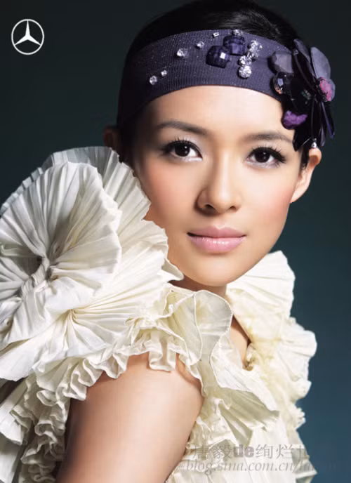 Khuôn mặt: Chương Tử Di Khuôn mặt có thể nói là điểm mạnh của phụ nữ, một khuôn mặt thon nhỏ hay to tròn đều ảnh hưởng đến thẩm mỹ chung của phái đẹp. Xem thêm: Nghệ thuật chăm sóc da trắng hồng, mịn màng.