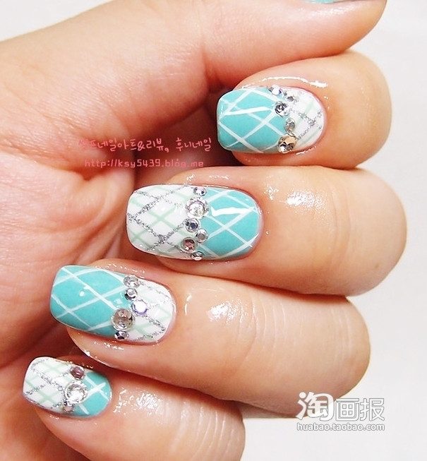 Cầu kỳ hơn bạn có thể diện những kiểu móng tay phức tạp hơn một chút.