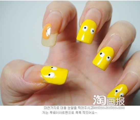 Sau đó dùng màu đen và màu trắng đẻ vẽ lên như hình mắt của chú chim.