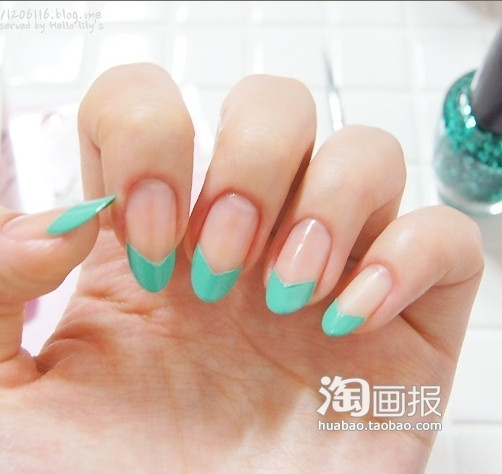 Dùng sơn móng màu xanh tô lên phần đầu ngón tay.