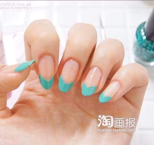 Dùng sơn móng màu xanh tô lên phần đầu ngón tay. Dùng sơn móng màu xanh tô lên phần đầu ngón tay.