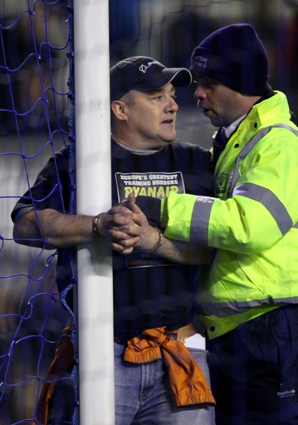 Cảnh sát và lực lượng an ninh sân Goodison Park vất vả giải cứu cổ động viên này. (Xem chùm ảnh ấn tượng vòng đấu: Man đỏ thăng hoa, Man xanh tắt lịm) Cảnh sát và lực lượng an ninh sân Goodison Park vất vả giải cứu cổ động viên này. (Xem chùm ảnh ấn tượng vòng đấu: Man đỏ thăng hoa, Man xanh tắt lịm)