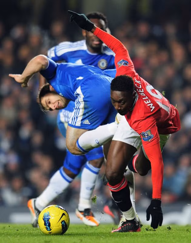 Đến phút 69, đến lượt Branislav Ivanovic phạm lỗi với Danny Welbeck và lại một lần nữa, “gã Shrek” đặt bóng trên chấm phạt đền và thành công, rút ngắn khoảng cách xuống chỉ còn 1 bàn.