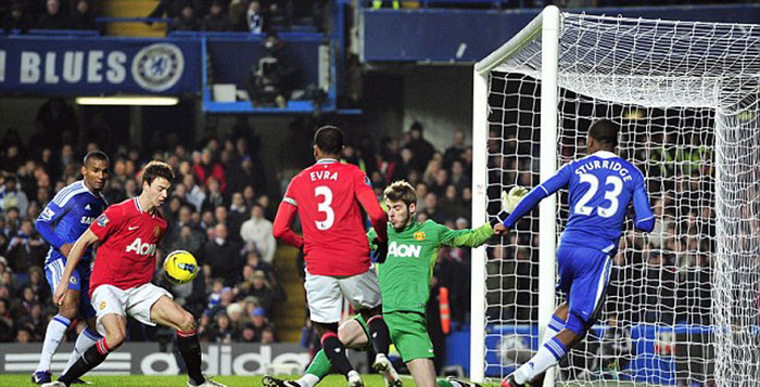 Phút 36, Daniel Sturridge đột phá từ cánh phải, cú đá nửa chuyền nửa sút của anh đập trúng tay của Jonny Evans và tỷ số được mở cho Chelsea