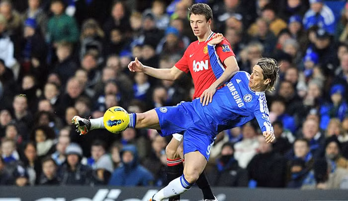 Quả thực, Torres trong phần lớn hiệp 1 chỉ có đi lang thang trong một phạm vi rộng, trong khi các đồng đội đang cần một người đứng ở vị trí cố định để đón bóng.