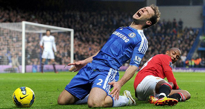 Ashley Young bị thổi phạt sau cú xoạc sau với Juan Mata.