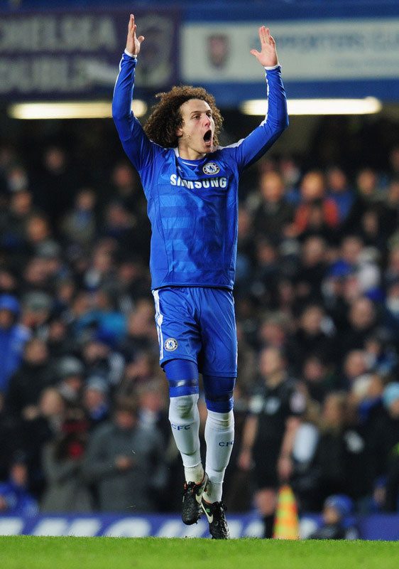 Chưa đầy 5 phút sau, đến lượt David Luiz nâng tỷ số lên 3-0 sau cú đánh đầu.