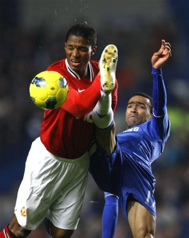 Nhịp độ tấn công của MU càng về cuối trận càng dồn dập và họ đã không ít lần đến rất gần với khung thành của Petr Cech.