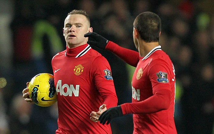 Phút 58, Sturridge phạm lỗi với Evra trong vòng cấm địa Chelsea. Rooney bước lên và thực hiện chính xác quả phạt đền.