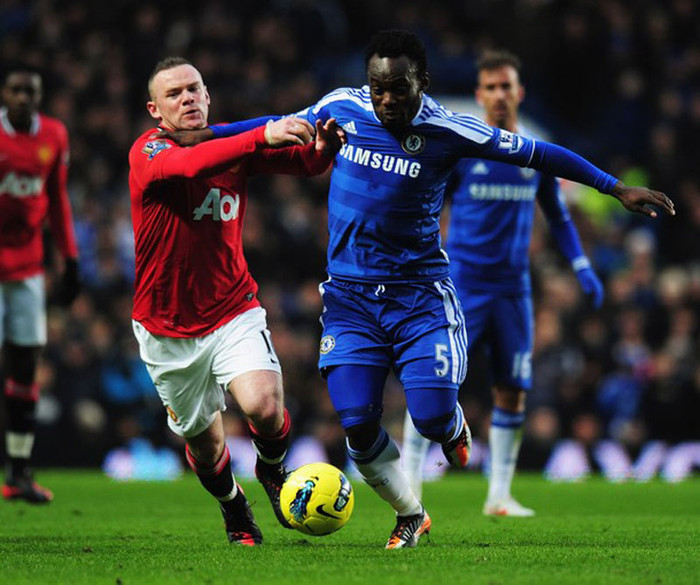 Sự thiếu vắng Lampard, Ramires và Obi Mikel ở hàng tiền vệ khiến Michael Essien một mình không thể bao bọc được cho hàng phòng ngự.