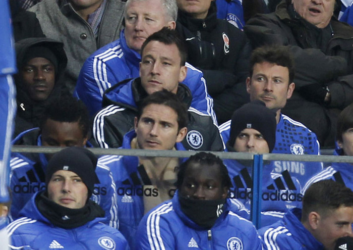 Cả đội trưởng lẫn đội phó, John Terry và Frank Lampard cùng nhau xem bóng đá trên khán đài vì chấn thương.