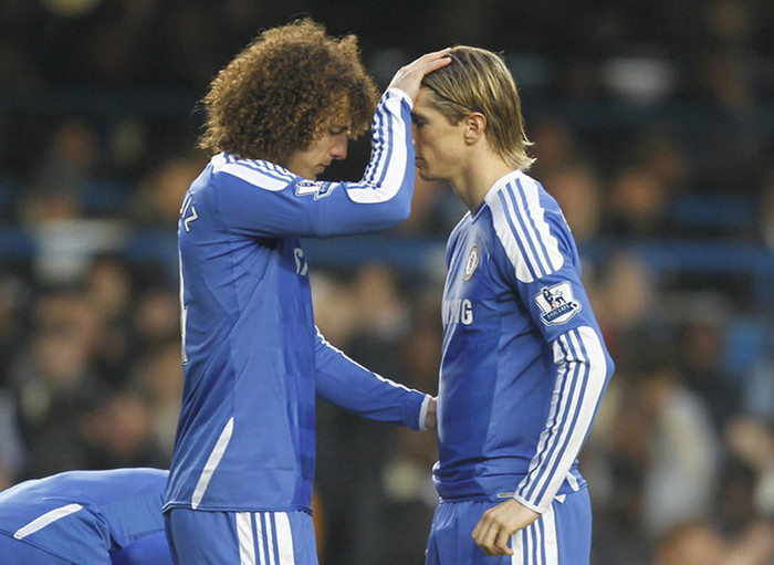 David Luiz chúc Fernando Torres may mắn, bởi Luiz biết rõ một điều rằng Torres sẽ không có nhiều cơ hội ăn bàn ngon như ở trận lượt đi nữa.