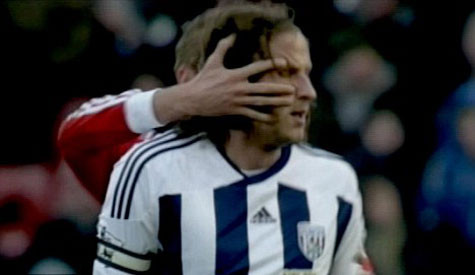 Peter Crouch chọc mắt Jonas Olssen mà không hề bị FA sờ tới kể cả khi đã xem băng hình