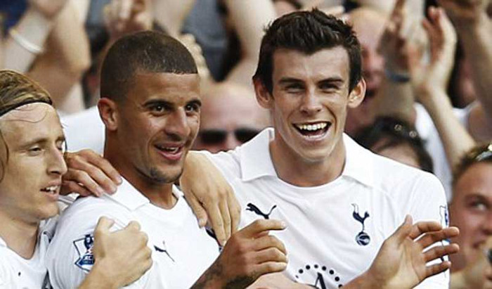 2. Arsene Wenger thừa nhận mình cảm thấy tiếc nuối khi không được sở hữu Gareth Bale. Gareth Bale cùng với Theo Walcott tỏa sáng ở Southampton nhưng trong khi là một fan từ nhỏ của Arsenal, Bale lại chọn gia nhập Tottenham với giá 7 triệu bảng vào năm 2007. “Đúng, chúng tôi đã không chọn Bale cho dù cậu ấy là một cầu thủ rất triển vọng. Khi đó vị trí hậu vệ trái tôi đã có Ashley Cole và Gael Clichy, thế nên Walcott được quan tâm hơn và Arsenal đã chọn Walcott”. Buồn cho Wenger là chỉ hơn 1 tháng sau khi Bale tới Tottenham, Ashley Cole rời khỏi Emirates để tới Chelsea, còn Gael Clichy thì chỉ ở mức khá. 2. Arsene Wenger thừa nhận mình cảm thấy tiếc nuối khi không được sở hữu Gareth Bale. Gareth Bale cùng với Theo Walcott tỏa sáng ở Southampton nhưng trong khi là một fan từ nhỏ của Arsenal, Bale lại chọn gia nhập Tottenham với giá 7 triệu bảng vào năm 2007. “Đúng, chúng tôi đã không chọn Bale cho dù cậu ấy là một cầu thủ rất triển vọng. Khi đó vị trí hậu vệ trái tôi đã có Ashley Cole và Gael Clichy, thế nên Walcott được quan tâm hơn và Arsenal đã chọn Walcott”. Buồn cho Wenger là chỉ hơn 1 tháng sau khi Bale tới Tottenham, Ashley Cole rời khỏi Emirates để tới Chelsea, còn Gael Clichy thì chỉ ở mức khá.