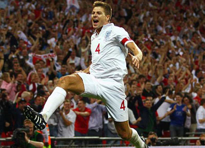 1. Steven Gerrard vừa khẳng định mong muốn của anh là được trở thành đội trưởng chính thức của đội tuyển Anh tại EURO 2012. Đây có lẽ cũng là vai trò mà HLV tạm quyền Stuart Pearce sẽ trao cho trụ cột của Liverpool trong trận giao hữu giữa Anh và Hà Lan vào thứ 4 tuần tới. “Stuart Pearce là người đưa ra quyết định, nhưng tôi rất muốn làm đội trưởng đội tuyển Anh. Đó sẽ là vinh dự lớn trong sự nghiệp”. 1. Steven Gerrard vừa khẳng định mong muốn của anh là được trở thành đội trưởng chính thức của đội tuyển Anh tại EURO 2012. Đây có lẽ cũng là vai trò mà HLV tạm quyền Stuart Pearce sẽ trao cho trụ cột của Liverpool trong trận giao hữu giữa Anh và Hà Lan vào thứ 4 tuần tới. “Stuart Pearce là người đưa ra quyết định, nhưng tôi rất muốn làm đội trưởng đội tuyển Anh. Đó sẽ là vinh dự lớn trong sự nghiệp”.