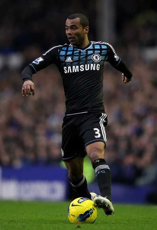 3. Nhân nói về Ashley Cole, theo tin từ tờ Daily Mail, hậu vệ của Chelsea này đang tìm đường rời khỏi Stamford Bridge sau khi đã công khai chỉ trích Andre Villa-Boas. Cole được cho là sẽ bỏ CLB vào mùa hè này nếu như Roman Abramovich còn tiếp tục đặt niềm tin vào Villa-Boas, và điểm đến có thể là Barcelona. Barca cùng với Real Madrid từng có sự quan tâm tới Cole trong quá khứ nên cựu hậu vệ Arsenal có thể dễ dàng tìm được “đầu ra”. 3. Nhân nói về Ashley Cole, theo tin từ tờ Daily Mail, hậu vệ của Chelsea này đang tìm đường rời khỏi Stamford Bridge sau khi đã công khai chỉ trích Andre Villa-Boas. Cole được cho là sẽ bỏ CLB vào mùa hè này nếu như Roman Abramovich còn tiếp tục đặt niềm tin vào Villa-Boas, và điểm đến có thể là Barcelona. Barca cùng với Real Madrid từng có sự quan tâm tới Cole trong quá khứ nên cựu hậu vệ Arsenal có thể dễ dàng tìm được “đầu ra”.