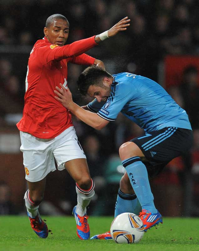 Ashley Young (trái) gần như mất dạng trong suốt trận Ashley Young (trái) gần như mất dạng trong suốt trận