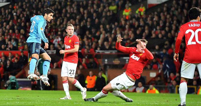 Phút 38, Ozbiliz san bằng tỷ số sau khi Phil Jones cản phá Siam De Jong Phút 38, Ozbiliz san bằng tỷ số sau khi Phil Jones cản phá Siam De Jong