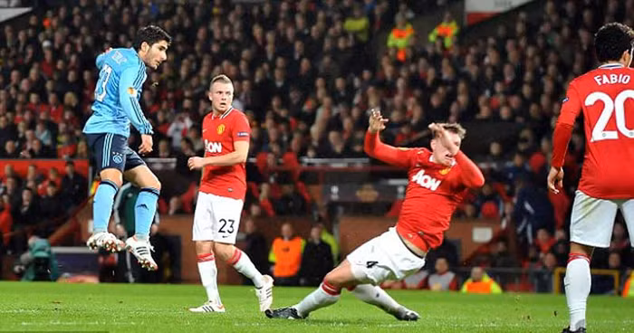 Phút 38, Ozbiliz san bằng tỷ số sau khi Phil Jones cản phá Siam De Jong