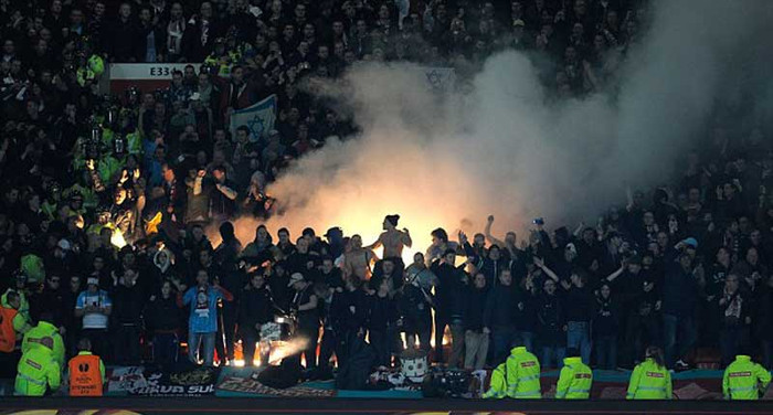 Fan Ajax đốt pháo và hát vang ca ngợi cựu cầu thủ Luis Suarez Fan Ajax đốt pháo và hát vang ca ngợi cựu cầu thủ Luis Suarez