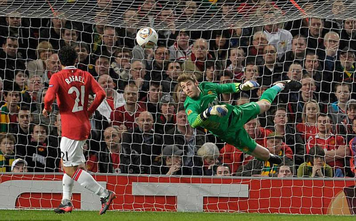 De Gea bay người đấm cú dứt điểm hiểm hóc của De Jong De Gea bay người đấm cú dứt điểm hiểm hóc của De Jong