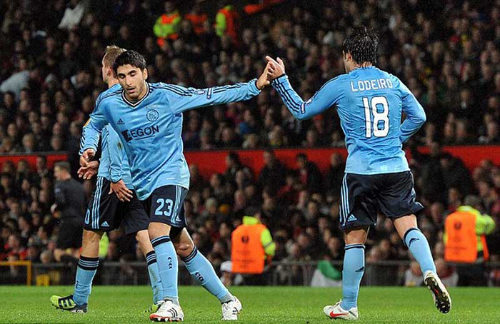 Im lặng là vàng: các cầu thủ Ajax ăn mừng trong lặng lẽ, và khán đài Old Trafford cũng vắng lặng đáp lại Im lặng là vàng: các cầu thủ Ajax ăn mừng trong lặng lẽ, và khán đài Old Trafford cũng vắng lặng đáp lại