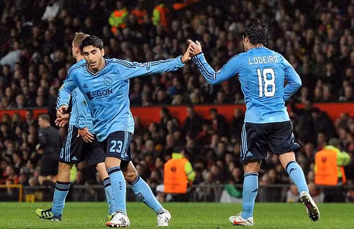 Im lặng là vàng: các cầu thủ Ajax ăn mừng trong lặng lẽ, và khán đài Old Trafford cũng vắng lặng đáp lại