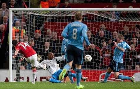 Chicharito mang lại lợi thế sớm cho MU ở phút 6 Chicharito mang lại lợi thế sớm cho MU ở phút 6