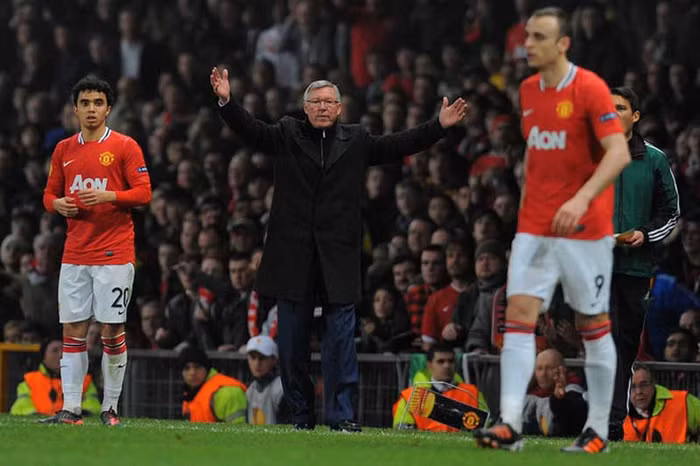 Màn trình diễn thất vọng của các học trò khiến Sir Alex không thể chấp nhận được, và ông nghĩ rằng mình không nên tung Ryan Giggs vào một trận đấu như thế này làm gì