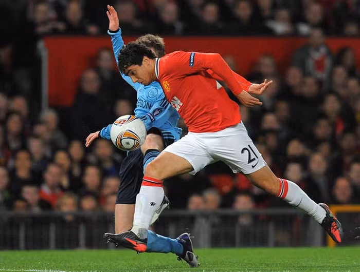 Rafael cứu De Gea sau khi thủ môn này có pha nhảy lên đấm bóng không tốt