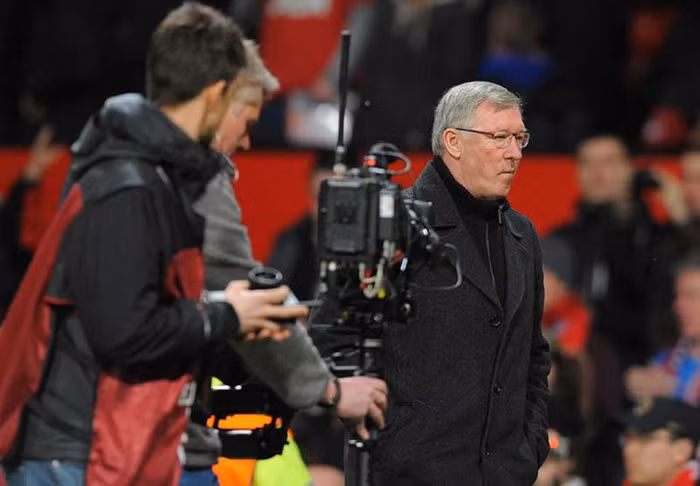 Ngoài sân, Sir Alex Ferguson bậm môi khi thấy các học trò chơi tệ