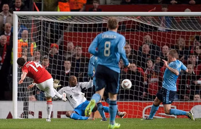 Javier Hernandez sớm đưa MU dẫn trước ở phút thứ 6