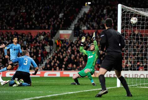 Alderweireld mang lại thắng lợi cho Ajax ở Old Trafford, nhưng MU đi tiếp với tổng tỷ số 3-2 Alderweireld mang lại thắng lợi cho Ajax ở Old Trafford, nhưng MU đi tiếp với tổng tỷ số 3-2