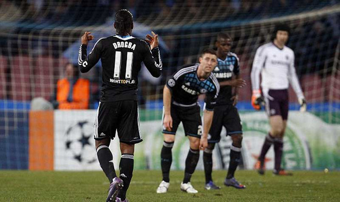 Drogba chán ngán ra hiệu cho các đồng đội tiếp tục cố gắng, nhưng anh biết trận lượt đi này đành phải vứt đi. Drogba chán ngán ra hiệu cho các đồng đội tiếp tục cố gắng, nhưng anh biết trận lượt đi này đành phải vứt đi.